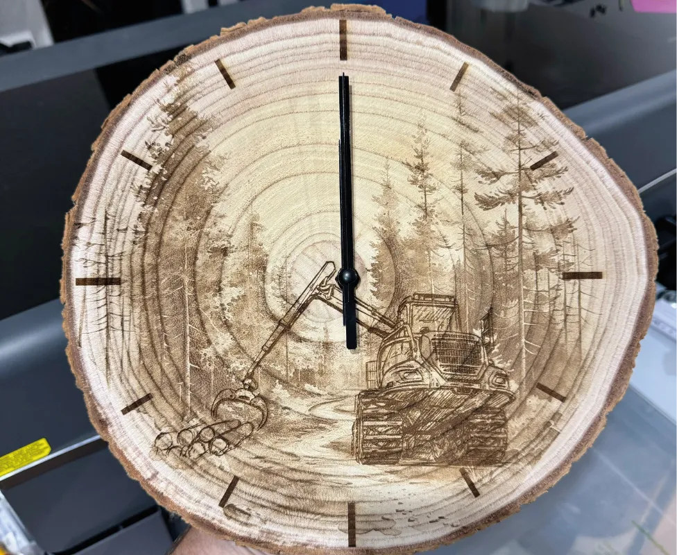 Holzuhr mit Lasergravur